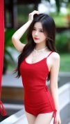 <strong>坐正在硬硬的工具写功课</strong>
